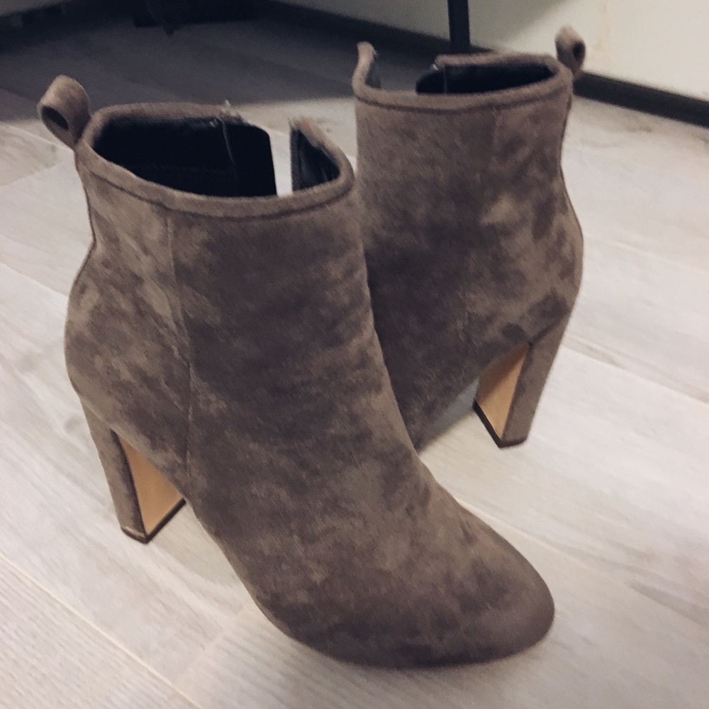 NUDE VELVET BOOTIES